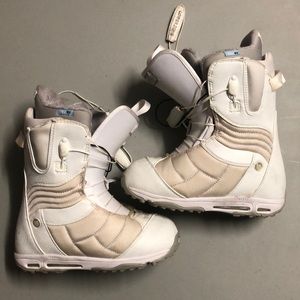 Burton Women’s emerald boots size 7.5